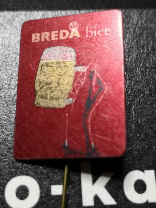 Breda bier verre sur fond rouge brillant